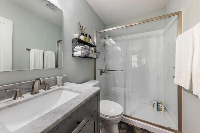 Photo - 324 E 35th St