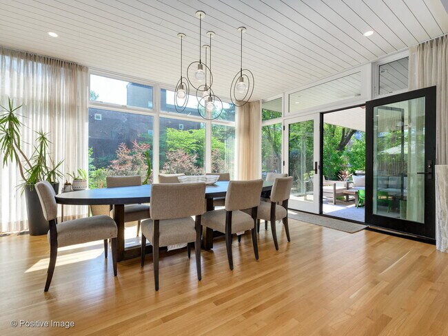 Photo - 824 W Castlewood Terrace