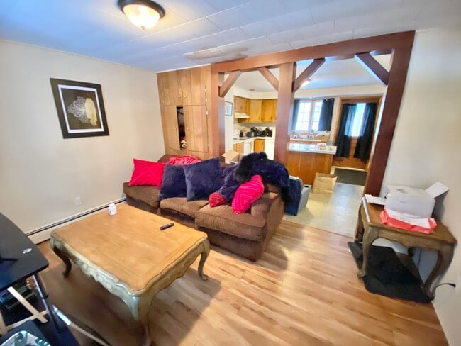 Building Photo - 203 Maple St Unit 04