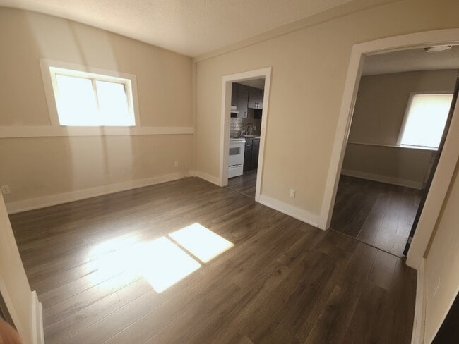 Building Photo - 292 Welland Ave Unit 4