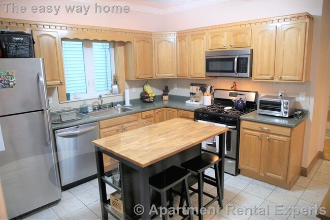 Building Photo - 590 Main St Unit 1 Rental