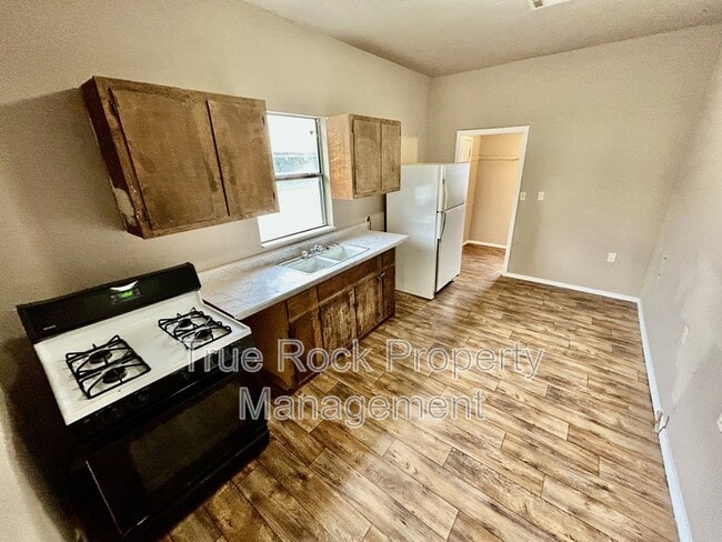 Photo - 716 E 9th St