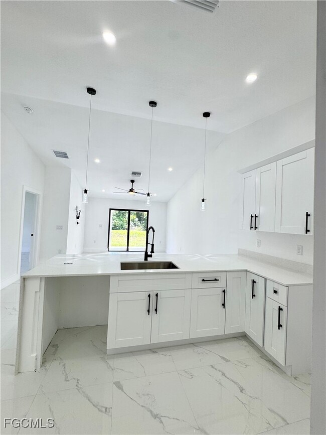 Photo - 670 Chemstrand St E