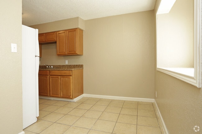 2 BD, 1 BA - 840 SF