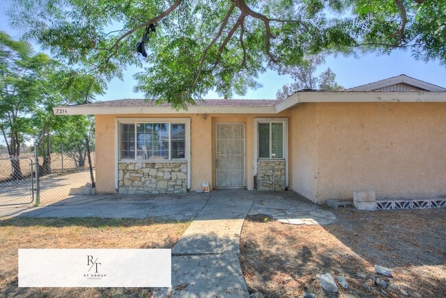 Spacious 4-Bedroom Home on Nearly 1 Acre –... - Spacious 4-Bedroom Home on Nearly 1 Acre –...
