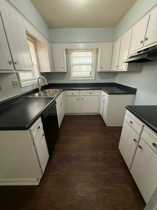 Photo - 4065 Haliburton St