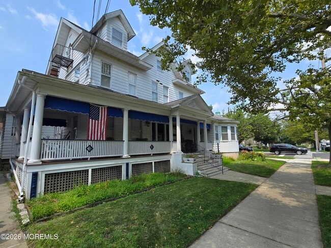 Photo - 711 Grand Ave
