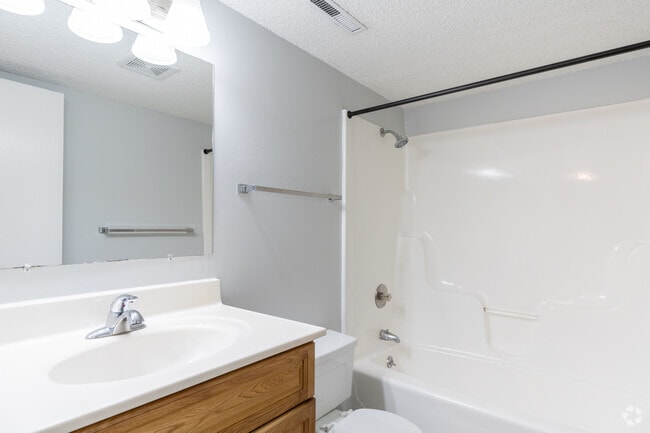 2BR, 1BA - 870SF - Bathroom