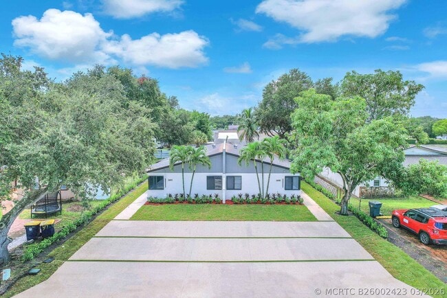 Building Photo - 2460-2466 SW 58th Manor