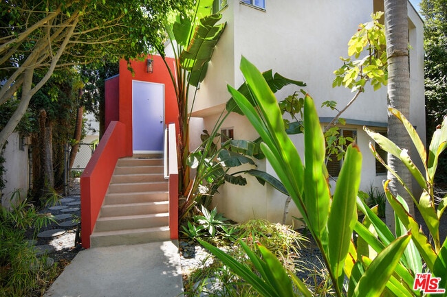 Building Photo - 656 Angelus Pl