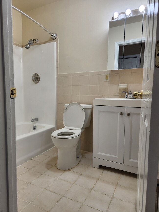 Building Photo - 23 Holmes St Unit 23-2