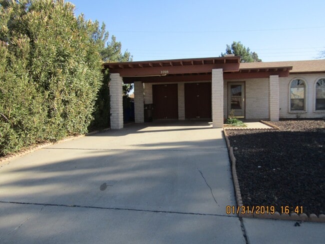 Building Photo - Beautiful 3 Bedroom/2 Bathroom Home Located off Elks
