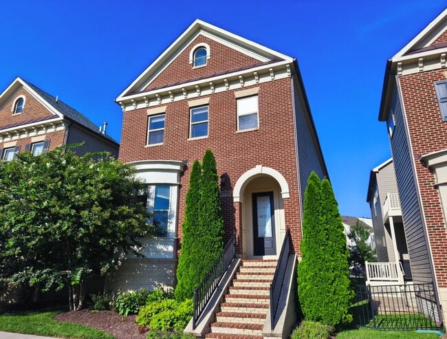 Building Photo - Luxurious Single-Family Home in Vibrant On...