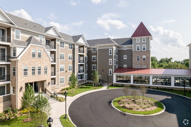 Bright and Airy 2 Bedroom Corner Unit