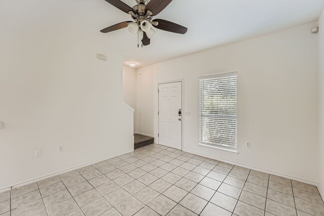 Living area - view towards front door - 7207 Bethune