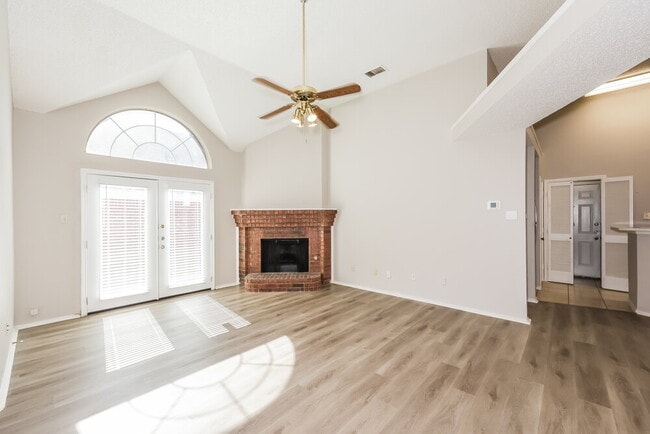 Photo - 913 Mossberg Ln