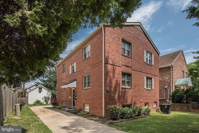 Building Photo - 1121 N Taylor St Unit A