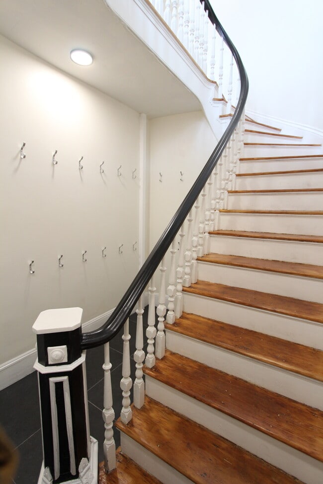 Building Photo - 81 Summer St Unit 2E