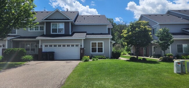 Beautiful 3 bedroom 3 bath End Unit Townhouse - Beautiful 3 bedroom 3 bath End Unit Townhouse