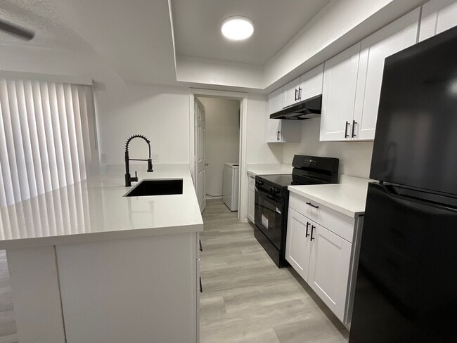 Building Photo - Townhome - newly remodeled kitchen - priva...