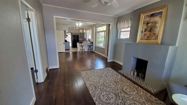 Photo - 1456 Roslyn St