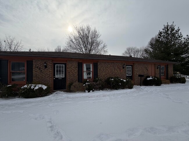 Building Photo - 1402 Main-E