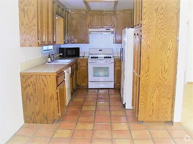 Building Photo - 24450 Mccray Ct Rental