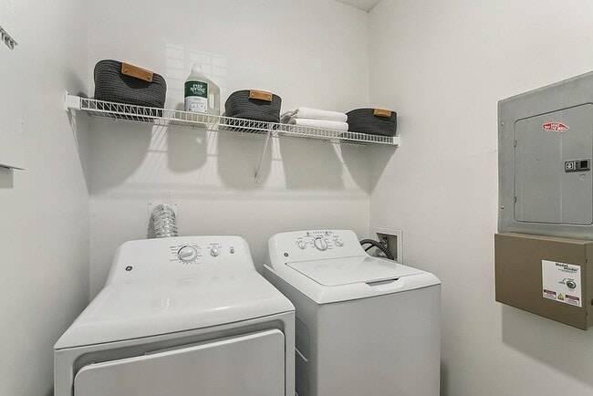 2x1 1087 sqft B1U - Unit 106 - Laundry