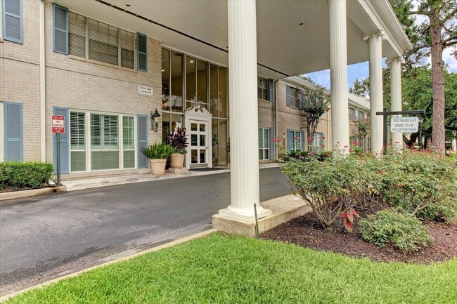 Building Photo - 2600 Bellefontaine Unit C22