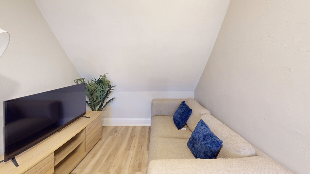 Photo - Private bedroom in 3 bed/1 bath Home