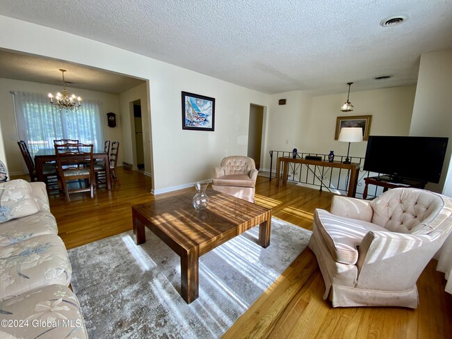 Building Photo - 12 Lakewood Dr Rental