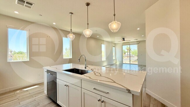 Photo - 825 N 9th Ave