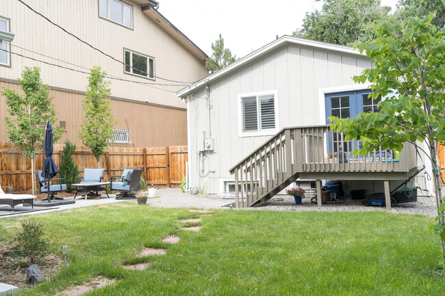 Backyard deck and sitting area - 2457 Ames St Casa