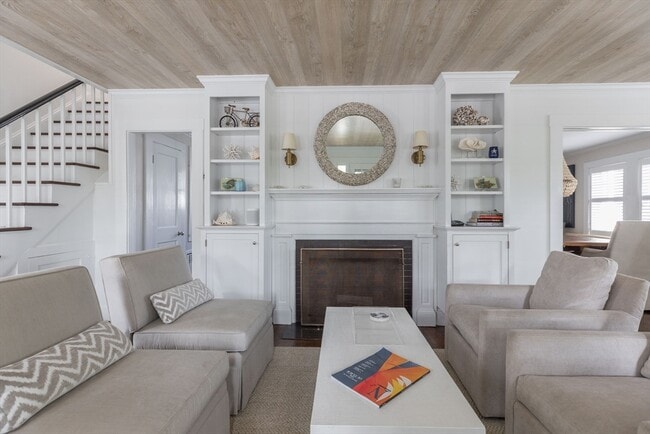 7 N Beach St