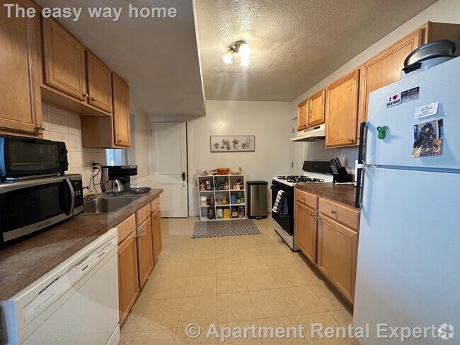Building Photo - 222 Summer St Unit 2 Rental
