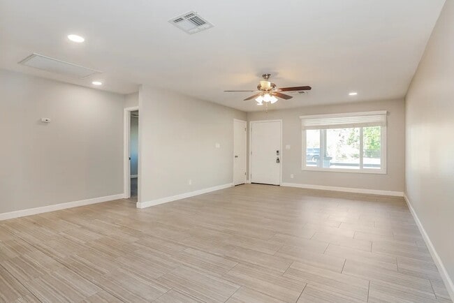 Photo - 2460 E Manhatton Dr