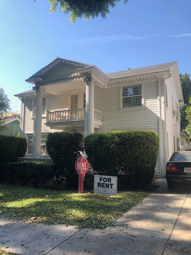 Colonial-Revival style lower duplex - 1229 N Orange Grove Ave Casa Adosada