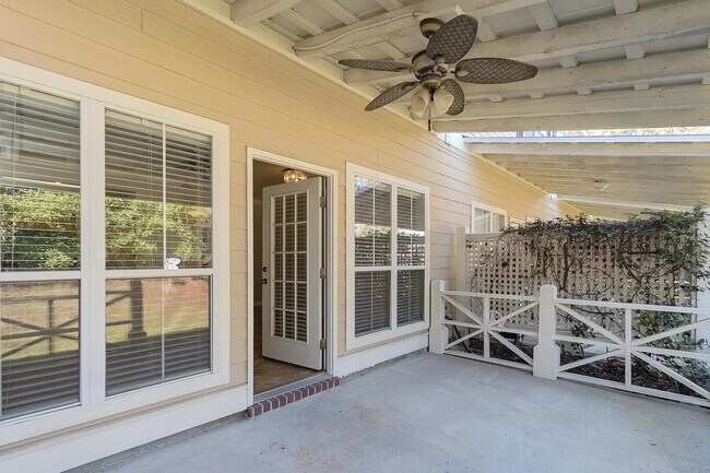 Photo - Adorable 3B/2.5B Unfurnished Townhome loca...