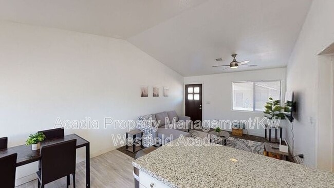 Photo - 561 N 10th Pl