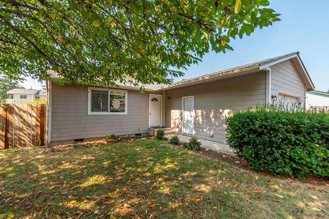 Building Photo - Charming 2-Bedroom Home with Spacious Back...