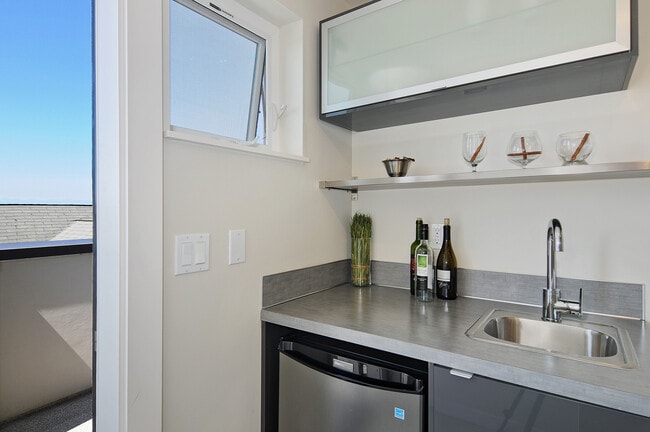 Photo - 4717 Phinney Avenue North