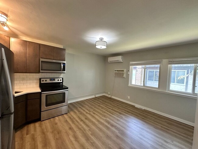 2205 Bryant Ave: The Lowry Hill Nook