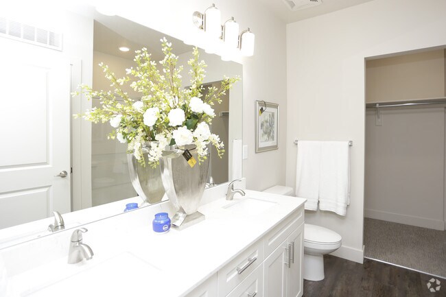 Photo - 200 City View