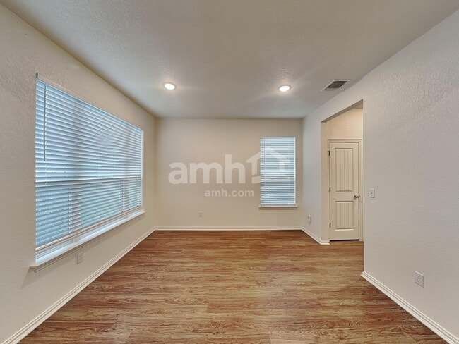 Photo - 457 Pebble Bend