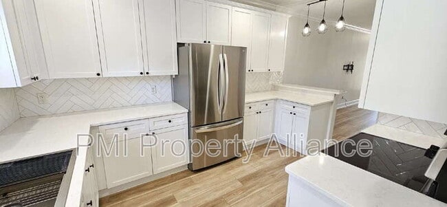 Building Photo - 945 N Fern Creek Ave Rental