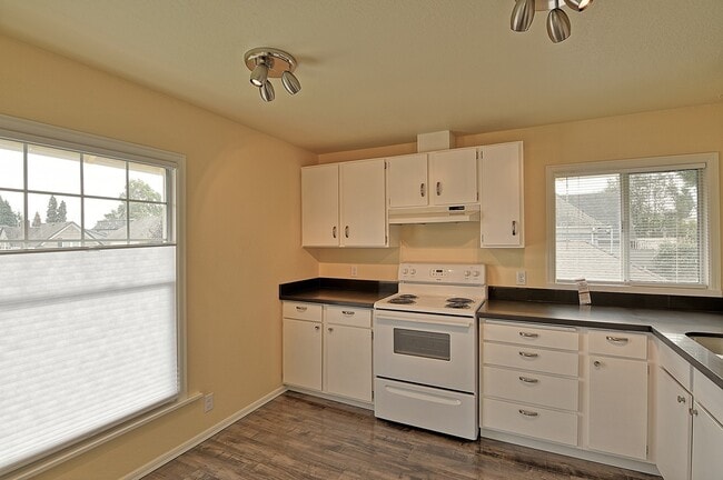 2108 Hoyt Ave Unit 3 Bedroom