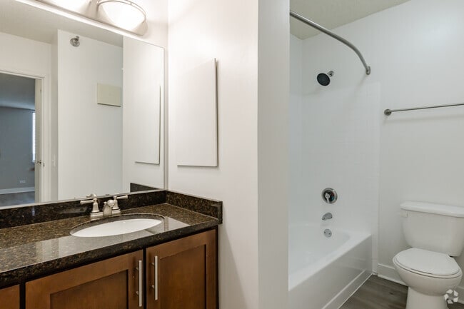 2BR, 2BA - 1100SF - Primary Bathroom