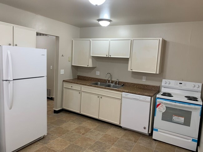 Photo - 3 Bed 1.5 Bathroom Townhouse