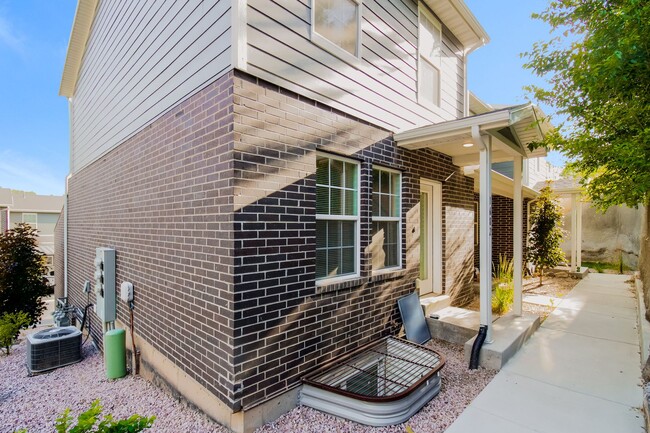 Spacious 3 Bed, 2.5 Bath Pet-Friendly Home... - Spacious 3 Bed, 2.5 Bath Pet-Friendly Home...