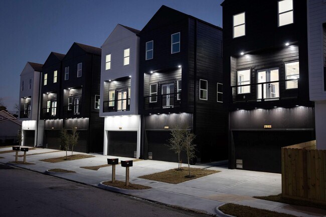 Building Photo - 868 E 35th St Rental